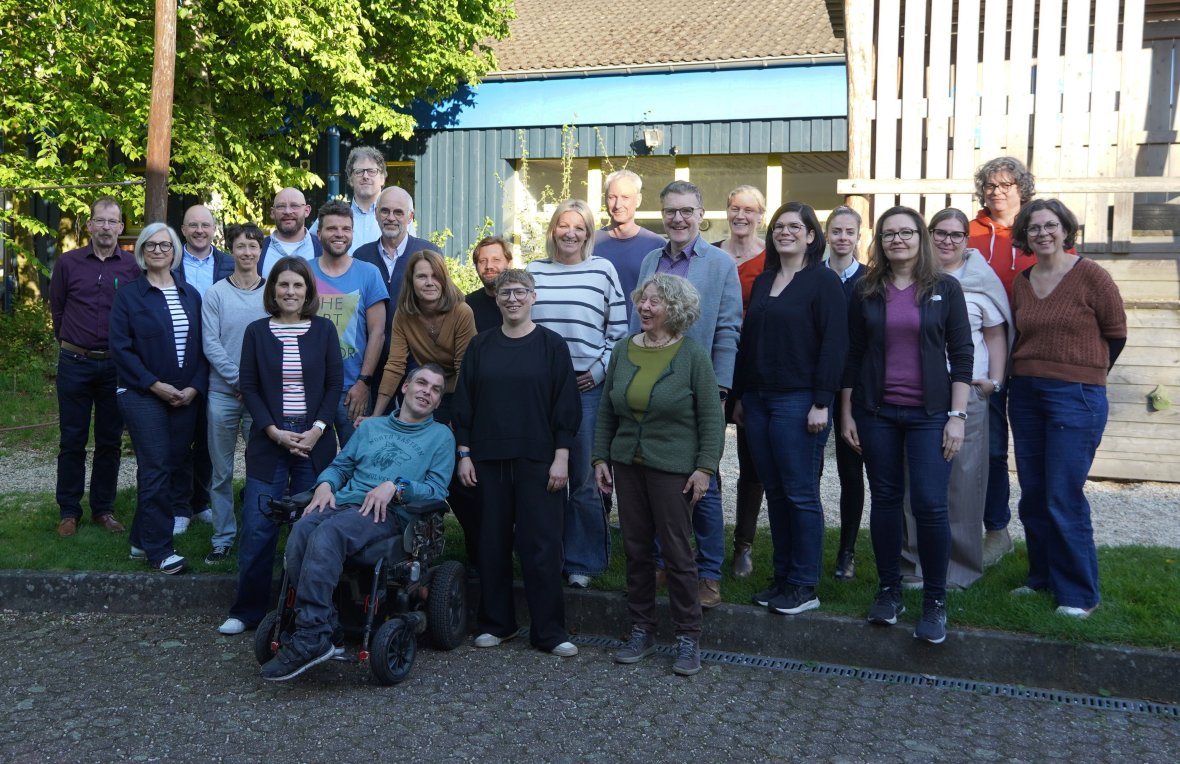 Alle aanwezige leden van de Bosstuurgroep staan samen op de foto.