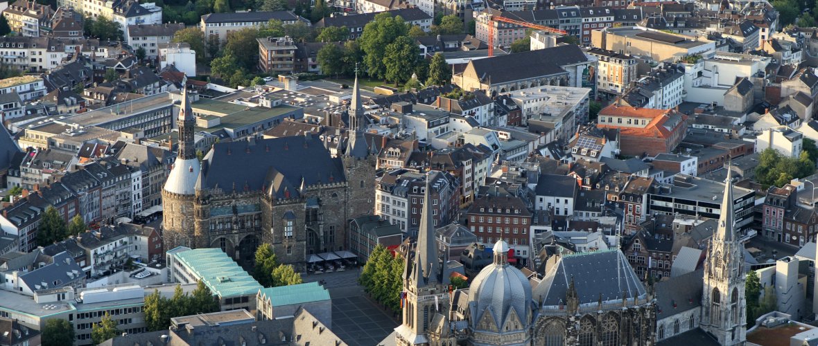 Luchtfoto van de kathedraal van Aken