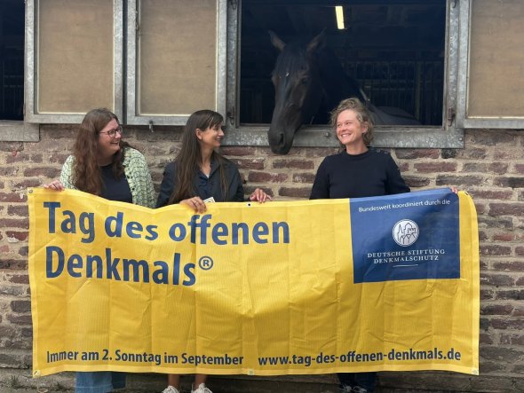Belanghebbenden promoten Open Monumentendag 2024 Vooruitkijkend naar Open Monumentendag 2024: Elke Grünefeld van de afdeling bouwbeheer van de stad (vanaf links), Melanie Niemeyer van de paardrijclub Gut Hanbruch en stadsconservator Monika Krücken.