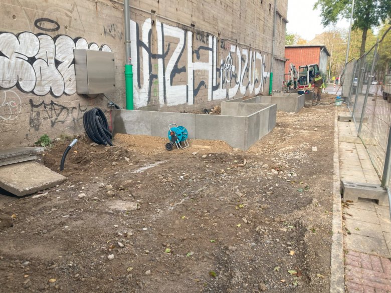 Tijdens de bouwwerkzaamheden worden de bloemperkranden aangebracht.