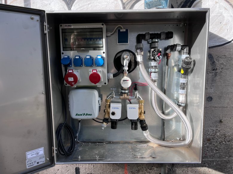 Water en elektriciteit worden gebruikt om de groene zone te irrigeren en zijn beschikbaar voor buurtfeesten.