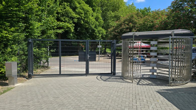De nieuwe poorten naar het park zijn geïnstalleerd.