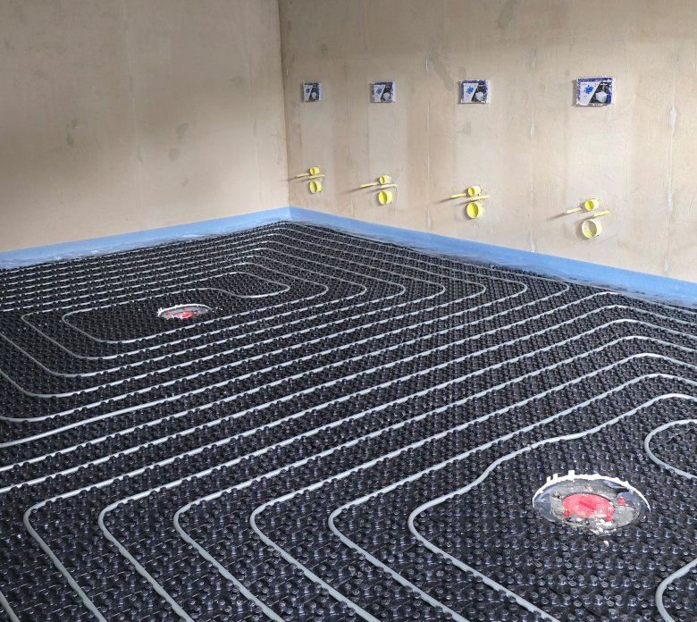 Er wordt gewerkt aan de vloerverwarming in de toiletruimtes.