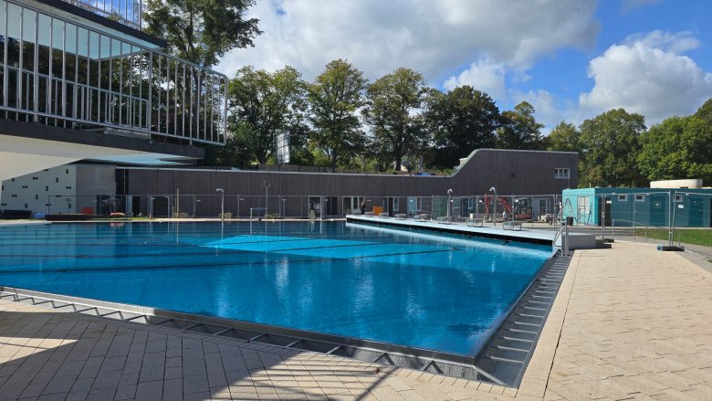 Het uitzicht op het nieuwe gebouw is vrij en het houten hek is afgebroken.