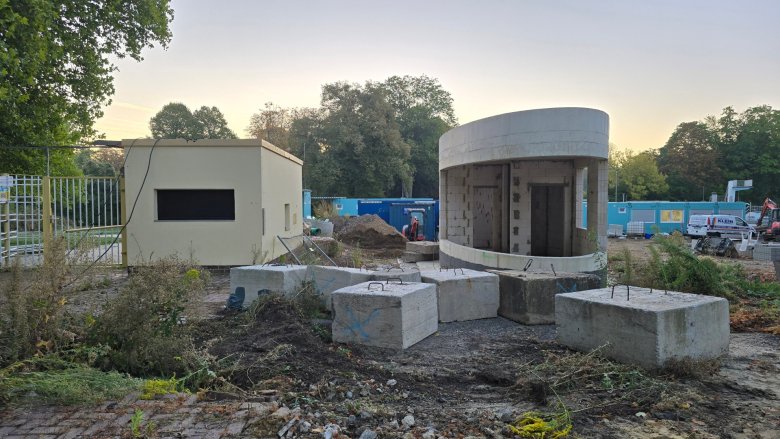 Het oude en het nieuwe loket, zonder het houten afscheidingshek.