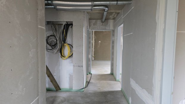 De dekvloer in de flat is gelegd.