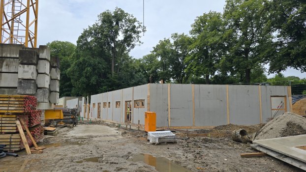 De muren op de begane grond zijn gebouwd.