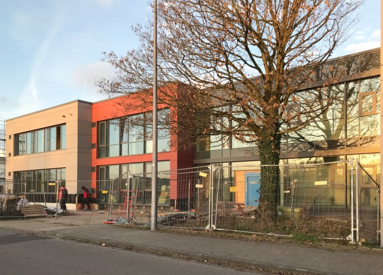 De gordijngevels werden voltooid.