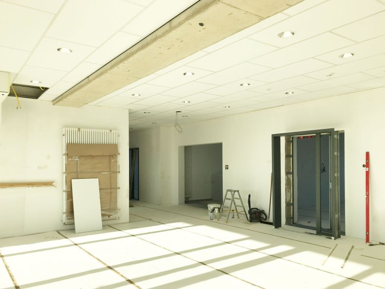 Het schilder- en deurwerk is begonnen.