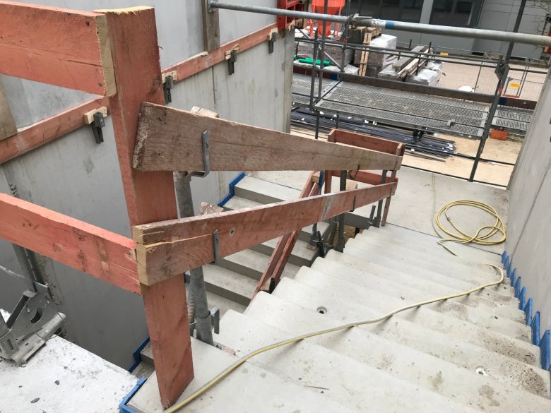 De geprefabriceerde trappen werden gelegd.