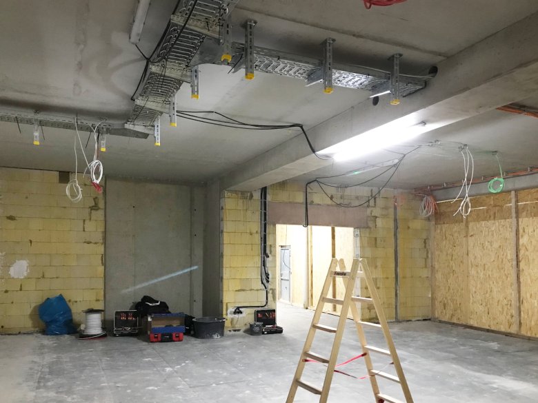 De installatiewerkzaamheden voor de installaties in het nieuwe gebouw zijn begonnen.