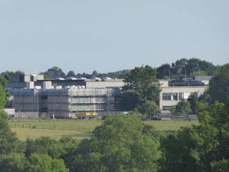 De ruwbouw is voltooid en de kraan is verwijderd. De dakafdichting is in volle gang.