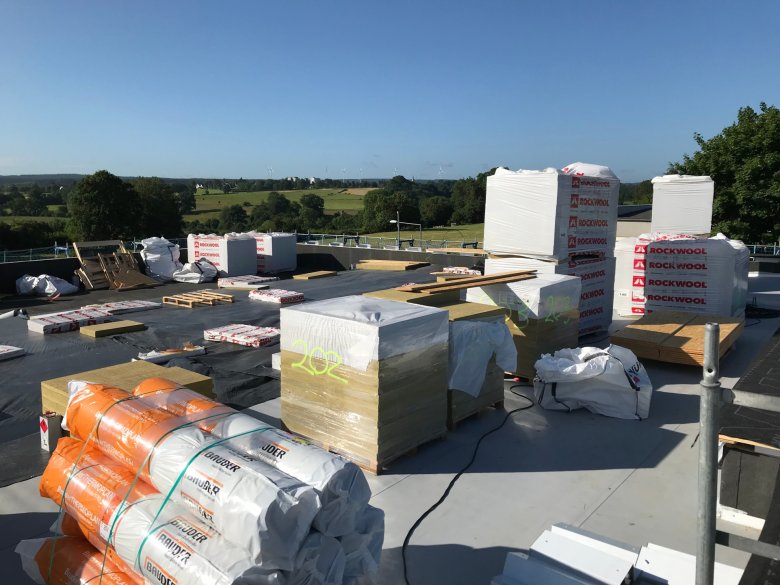 Het leggen van de schuine isolatie en het waterdicht maken is in volle gang.