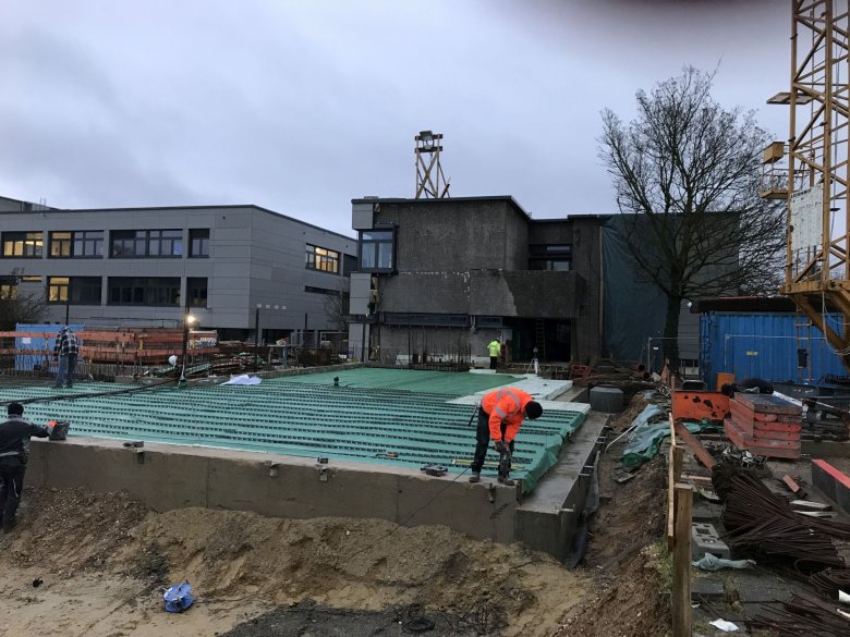 De wapening van de vloer van de begane grond wordt voorbereid.