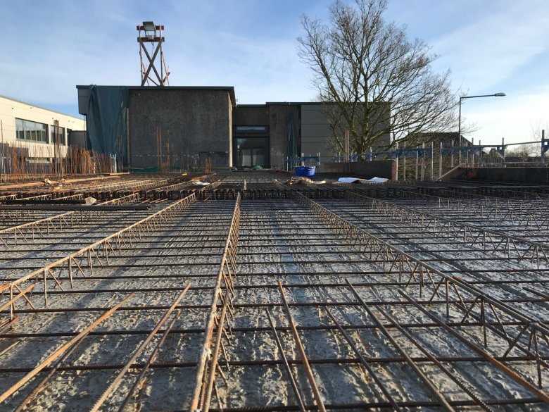 Het plafond boven de begane grond werd in beton gegoten.