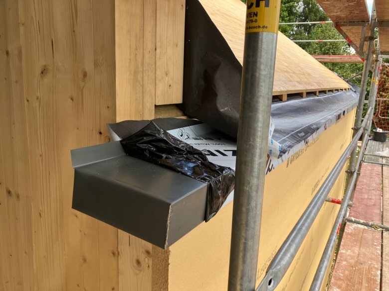 Traufenbleche_c_E26_2025_07_22 De dakplaten zijn geïnstalleerd.