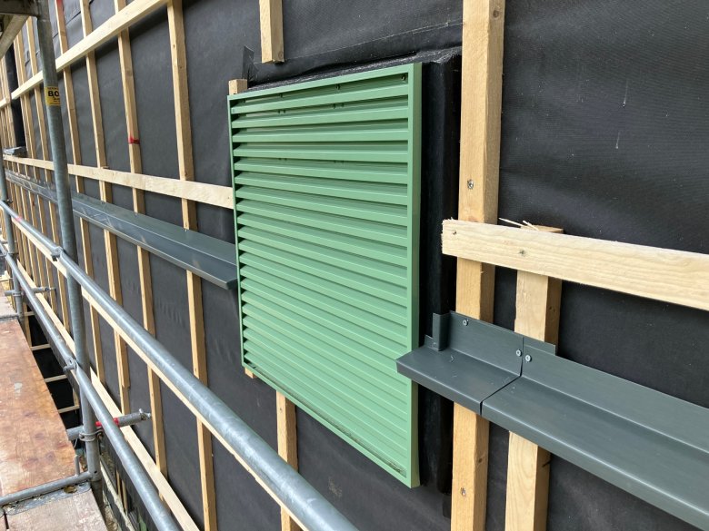 Het ventilatierooster en het gevelprofiel zijn geïnstalleerd.