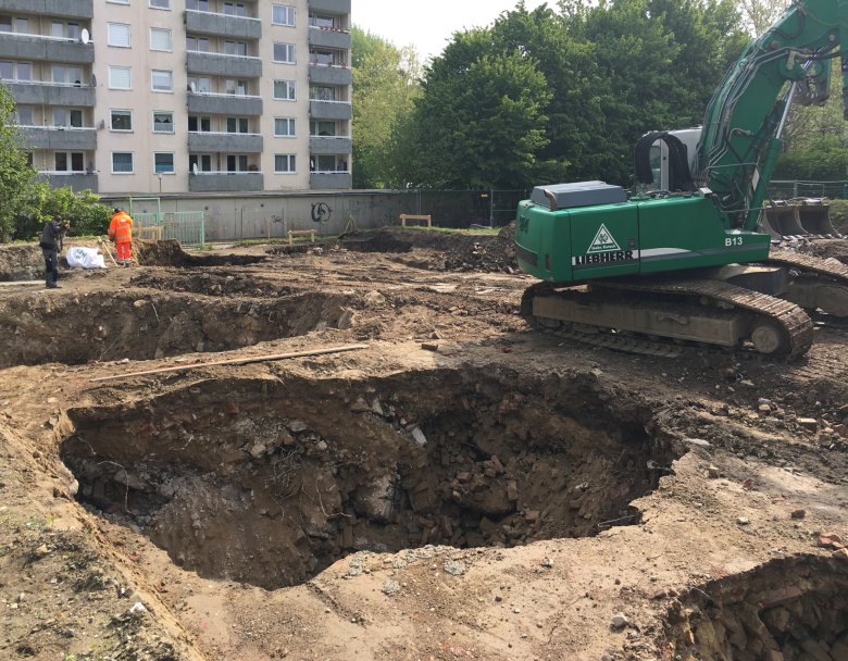 De grondwerkzaamheden voor de fundering vorderen.