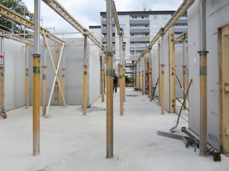 De steigers voor de prefab plafonds boven de begane grond zijn geplaatst. De in het werk gestorte betonnen muren op de begane grond zijn in beton gegoten.