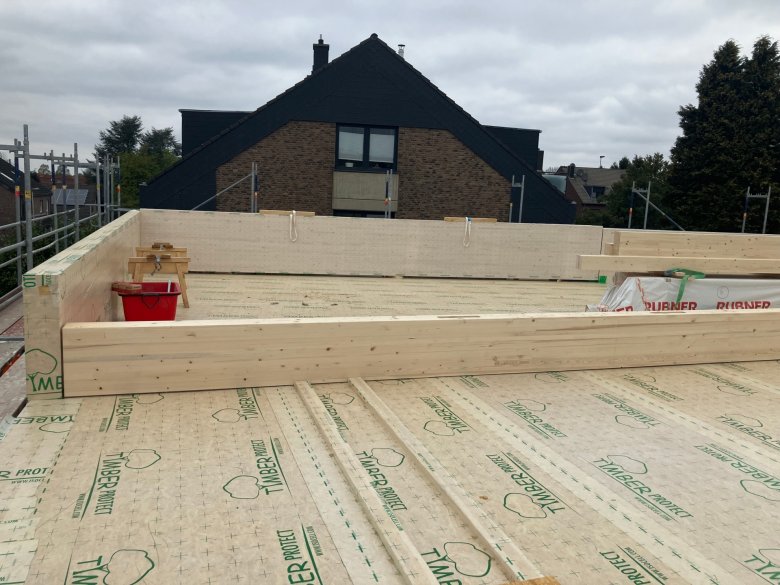 Plafond met plat dak en borstweringen
