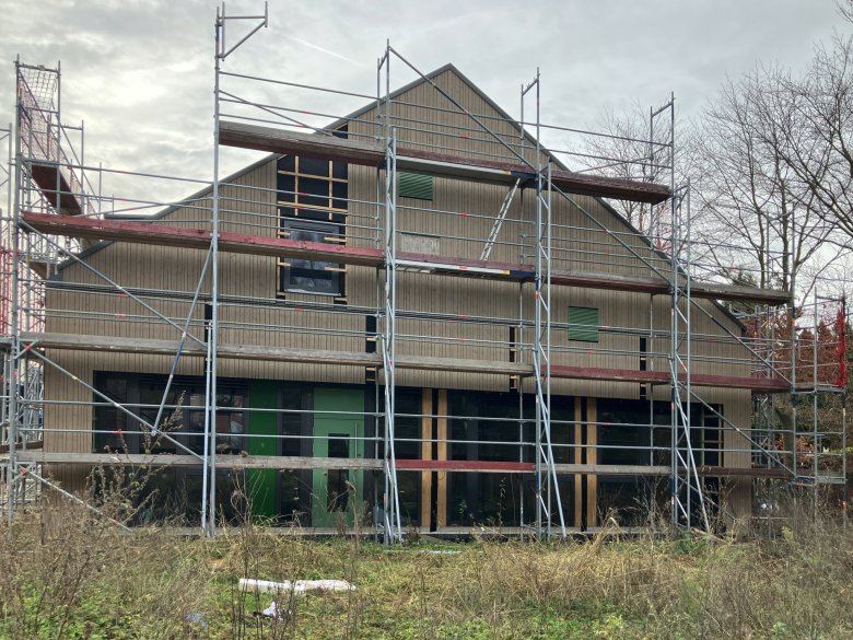 02Fassadenarbeiten_c_E26_2025_12 Het gevelwerk vordert.