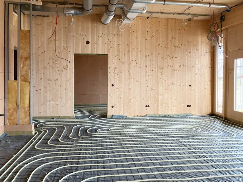 04Fussbodenheizung_c_E26_2025_12 De verwarmingsspiralen voor de vloerverwarming op de begane grond zijn gelegd.