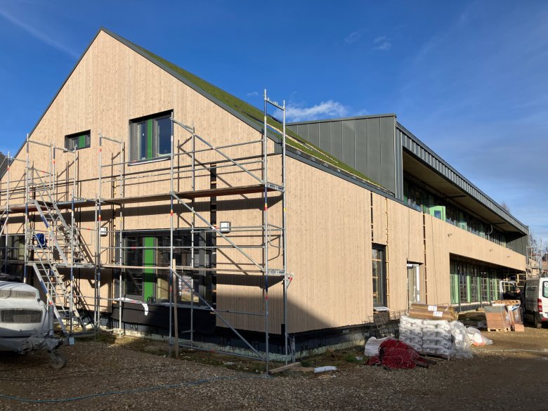 07Giebel_Straßenseite_c_E26_2025_11_09 De gevel aan de straatkant gedeeltelijk zonder steiger