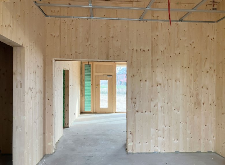 Zicht in de groepsruimte vanuit de garderobe