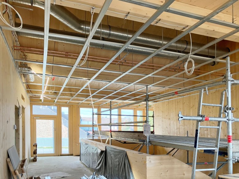 De onderbouw van de verlaagde plafonds in het trappenhuis is voltooid.