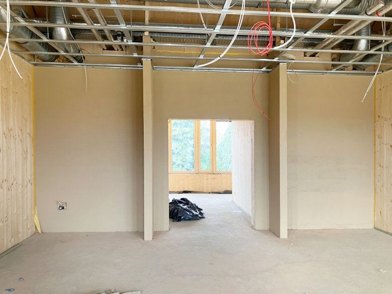 De lemen muren in de therapieruimte werden geëgaliseerd.