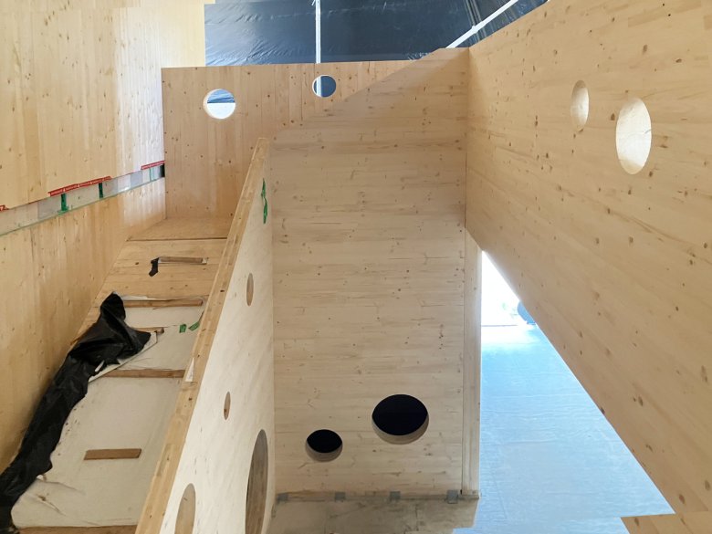 Zicht op de houten trap