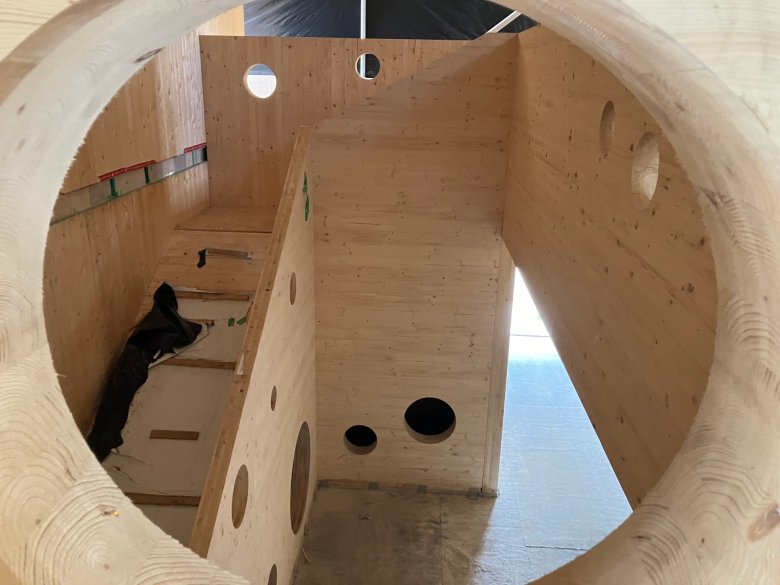 Kinderzicht op de trap door de borstwering op de bovenverdieping