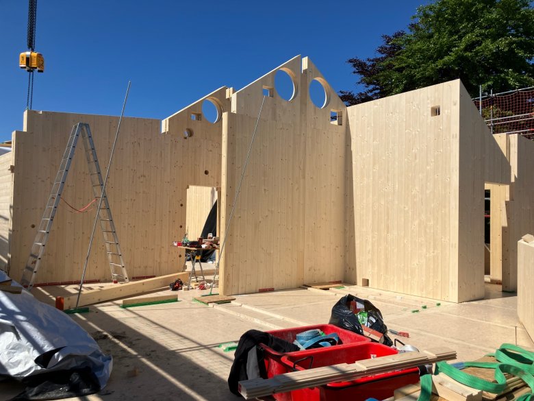 Op de bovenverdieping worden nog meer muren opgetrokken.