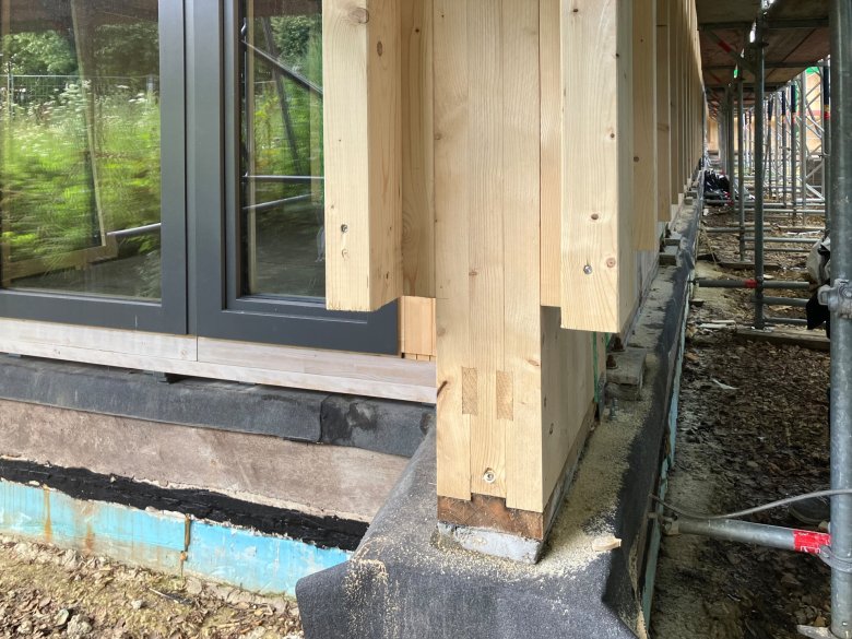 De foto toont een detail aan de basis van het gevelwerk.