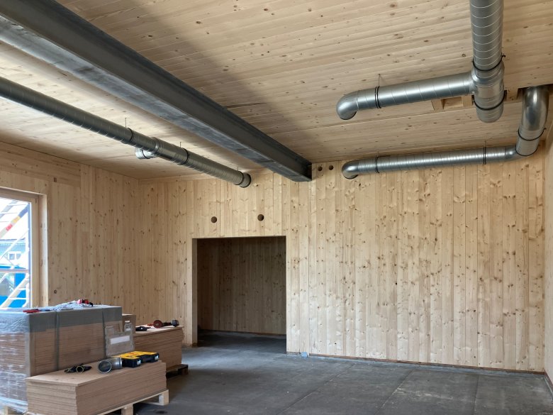 Het werk aan de technische uitrusting van het gebouw is begonnen en de eerste ventilatiekanalen zijn te zien.