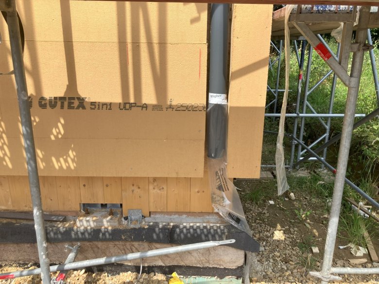 De regenpijpen zijn geïnstalleerd.