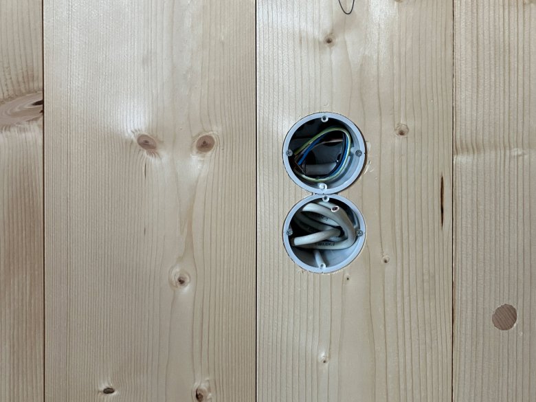 Het elektrische werk vordert.