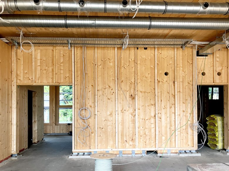 De onderbouw voor de aarden wallen werd gebouwd.