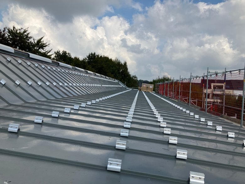 De clips voor de bevestiging van het fotovoltaïsche systeem zijn geïnstalleerd.