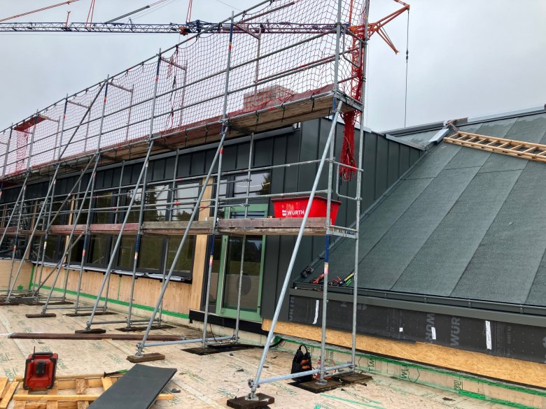 De plaatstalen bekleding van de dakkapellen vordert.