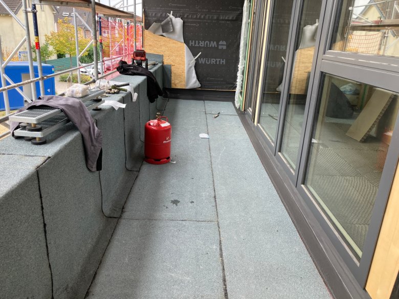 De afdichting van het vluchtbalkon werd voltooid.