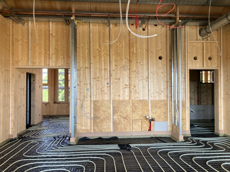 In de groepsruimten op de bovenverdieping is vloerverwarming aangelegd.