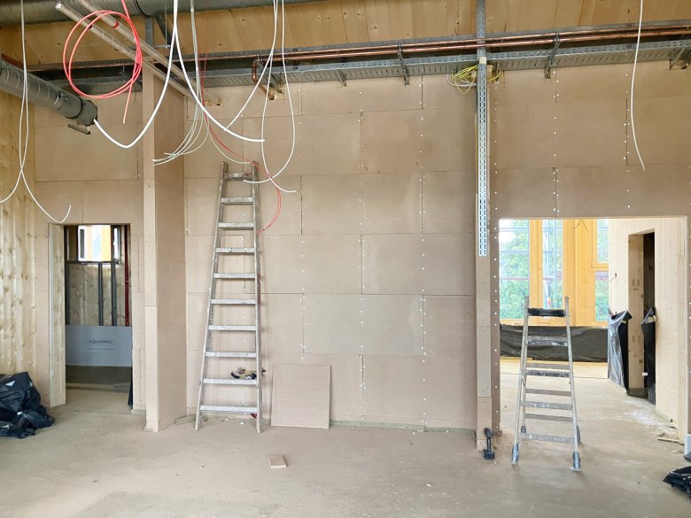 De bouw van de lemen muren vordert