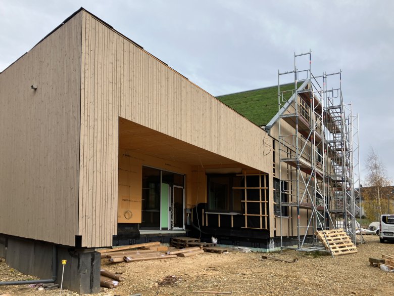 De steiger wordt afgebroken.