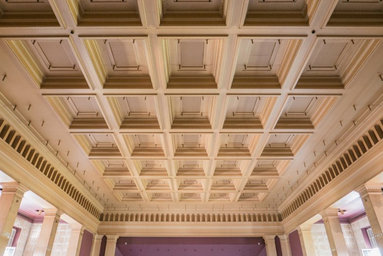 De luifel in de Grote Zaal is afgebroken.