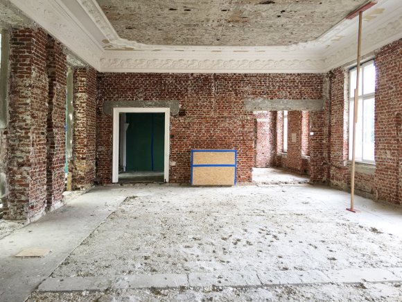 De conversatiezaal tijdens de ontmanteling