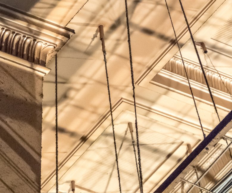 Onderbouw van de voormalige geketende luifel in de Grote Zaal.