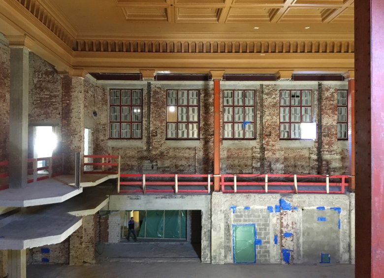 Grote hal met galerij.