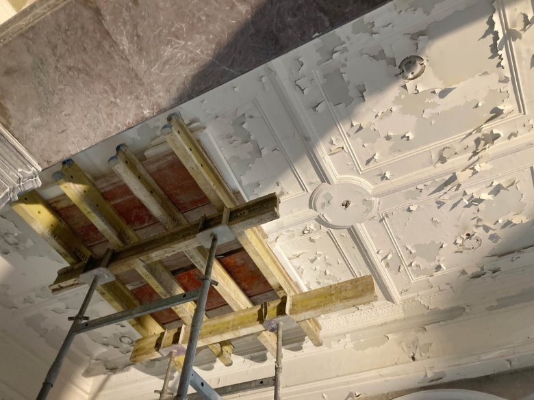 Plafondrenovatie en beveiliging van stucwerkzones