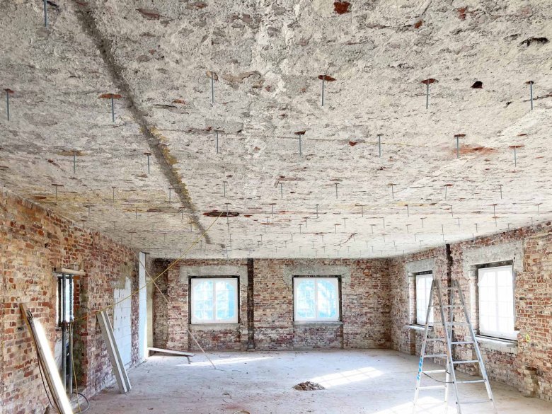 Installatie van de draadstangen aan het plafond voor de technische gebouwapparatuur